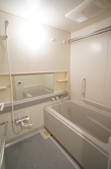 バス・シャワールーム　■浴室乾燥機、追い焚き可・２０１９年２月撮影