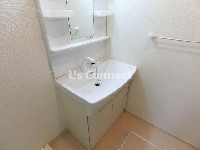 洗面設備　朝の支度もスムーズな独立洗面台。