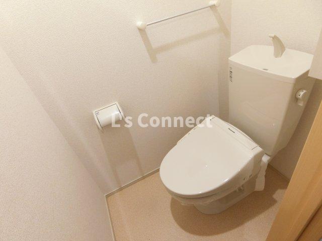 トイレ　温水洗浄便座付きのトイレ。