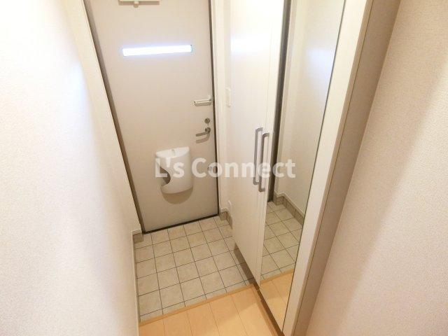 玄関　背の高い下駄箱には鏡付きで身だしなみチェック。