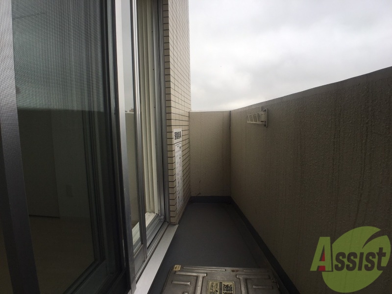 バルコニー　バルコニーです。洗濯物を干すもよし、一息つくもよしですね。