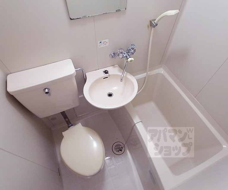 バス・シャワールーム　２口鏡付きのユニットバス