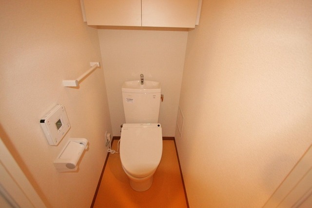 トイレ　収納もあり便利です