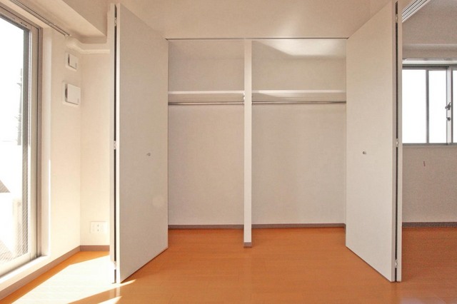 居室・リビング　日当たりの良い明るいお部屋。クローゼットも広めです