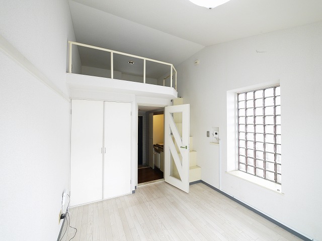 居室・リビング　こちらの居間で趣味の時間をお楽しみください