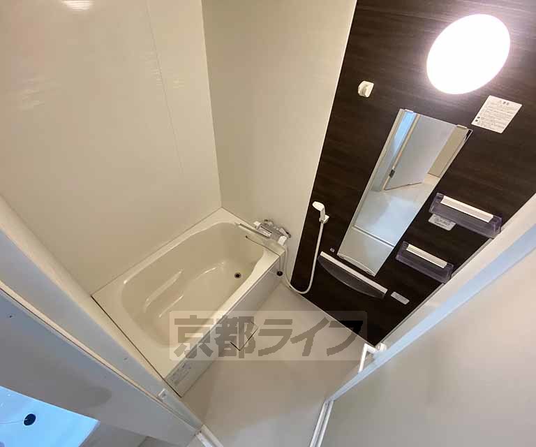 バス・シャワールーム　鏡のある便利なお風呂