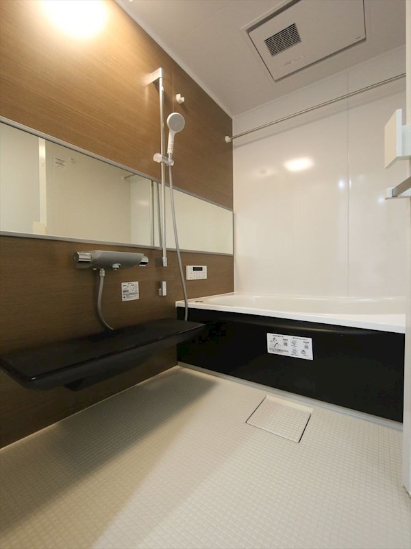 バス・シャワールーム　浴室暖房乾燥機付　追い焚き・オートバス機能付お風呂