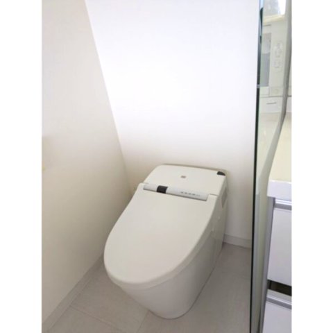 トイレ　※写真は同じマンションの違う部屋のものになります。