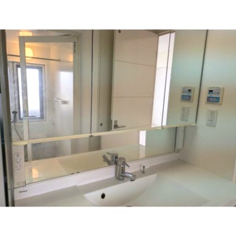 洗面設備　※写真は同じマンションの違う部屋のものになります。