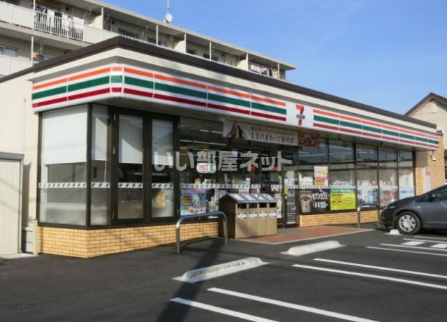 コンビニ　セブンイレブン六名東店（コンビニ）まで458m