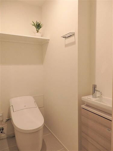 トイレ　※モデルルームのため家具は撤去となります