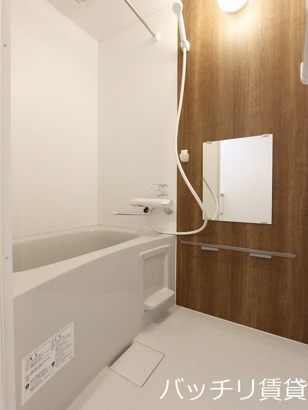 バス・シャワールーム　画像は同型タイプの為、現状を優先致します。