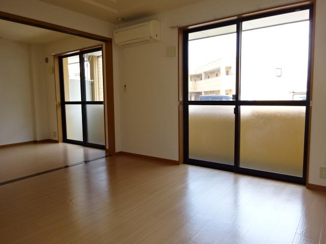 居室・リビング　リビングから洋室