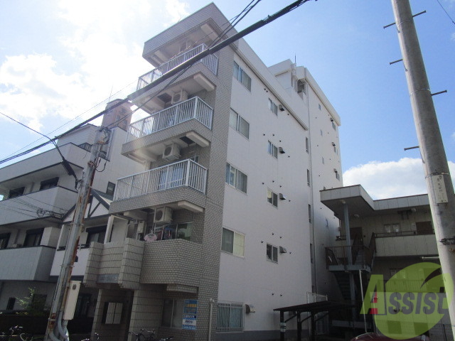 建物外観　シャープなデザインが印象的な洗練の住まい