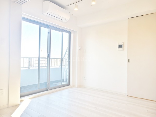 居室・リビング　6.4帖の居室です☆