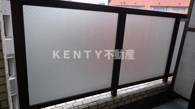 バルコニー　暖かな日差しのふりそそぐバルコニー