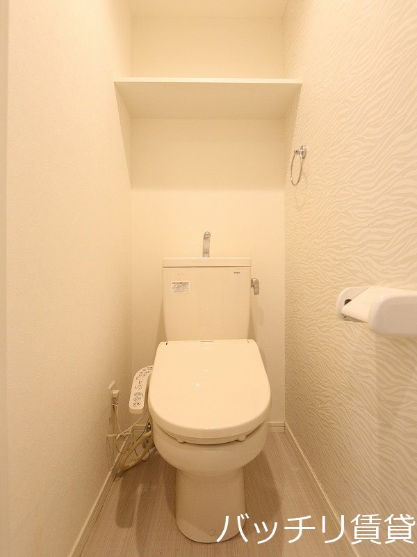 トイレ　画像は別号室タイプの為、現状を優先致します。