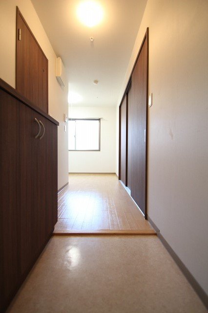 玄関　同物件別号室の写真です。