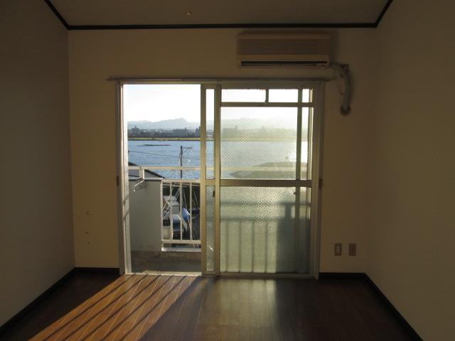 居室・リビング　フローリング張替えます