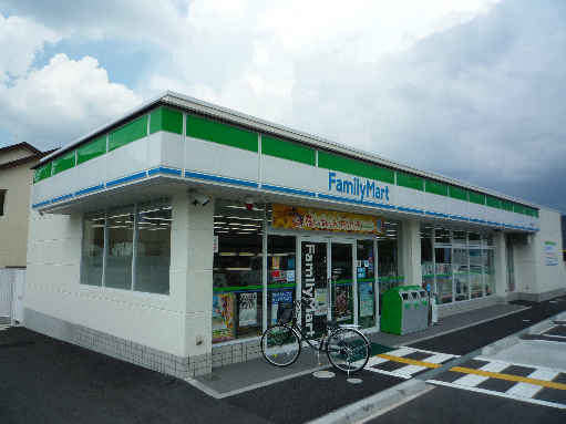 コンビニ　ファミリーマート 八幡美濃山店（コンビニ）まで574m