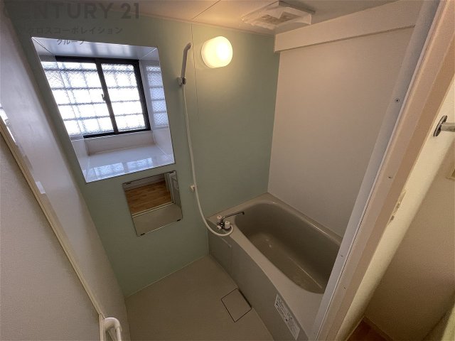 バス・シャワールーム　シンプルなユニットバス☆窓付きで換気も楽々！