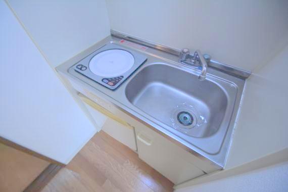 キッチン　お掃除しやすいＩＨクッキングヒーターです。