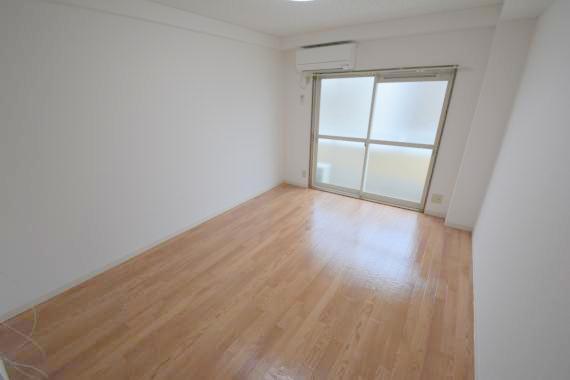 居室・リビング　白を基調とした内装でおしゃれで、落ち着ける空間です。