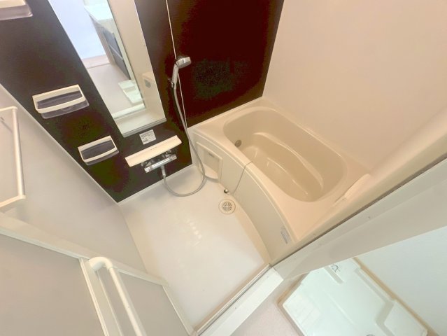 バス・シャワールーム　広めのお風呂は一日の疲れを癒してくれます。