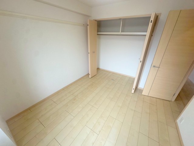 その他部屋・スペース　ゆとりのあるベッドルームで快適な睡眠をとってくださいね。