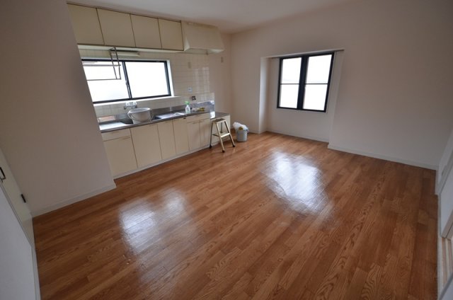 居室・リビング　床色が落ち着いた色合いで綺麗です♪