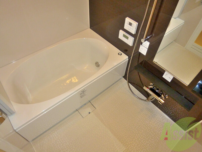 バス・シャワールーム　大きな鏡。まぁるい寛げる湯ぶね。ツルツルの壁。言うことなし！