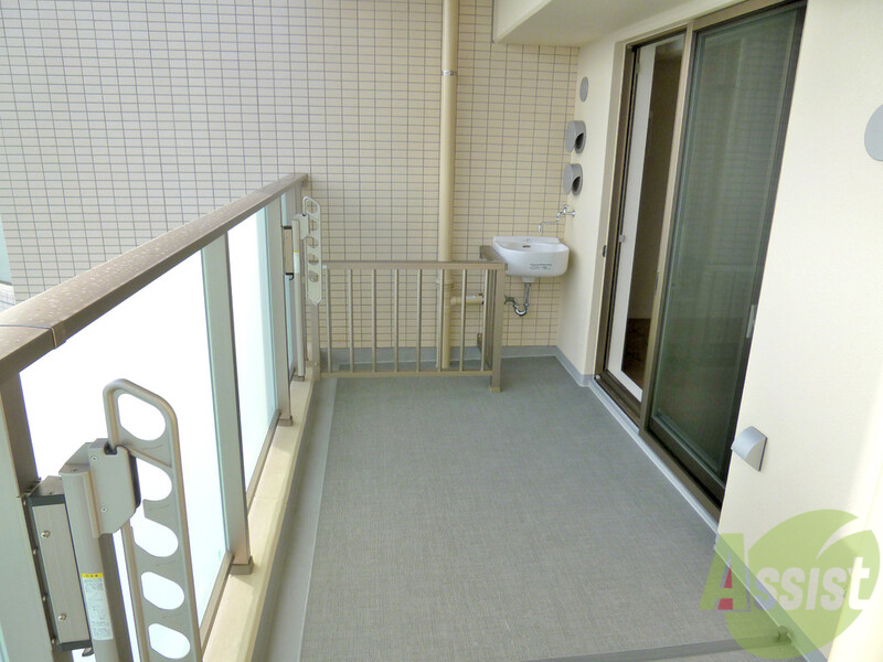 バルコニー　ワイドバルコニーでお洗濯もラクラク干せます。スロップシンク付