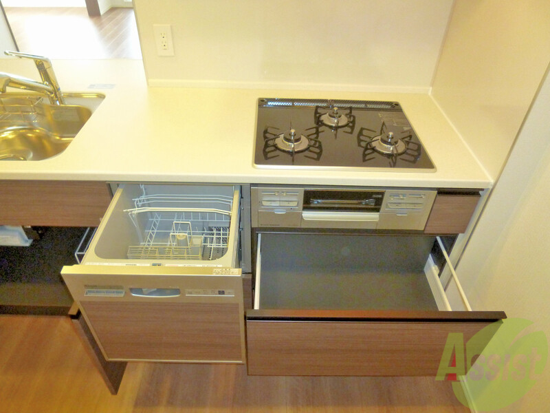 その他設備　三口ガスコンロ付きで本格料理に挑戦。食洗はママの味方です！