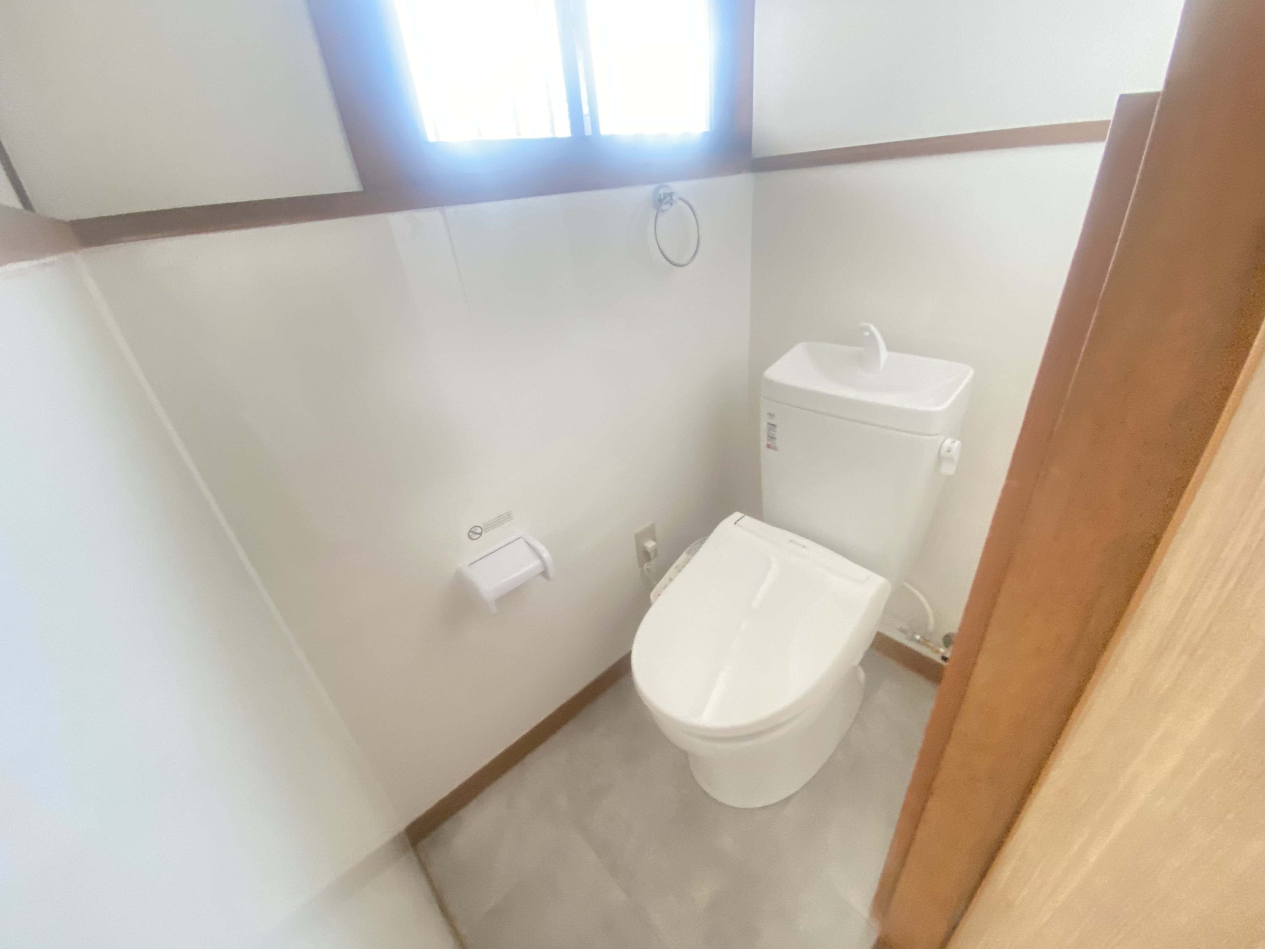 トイレ　同タイプの内観イメージです。