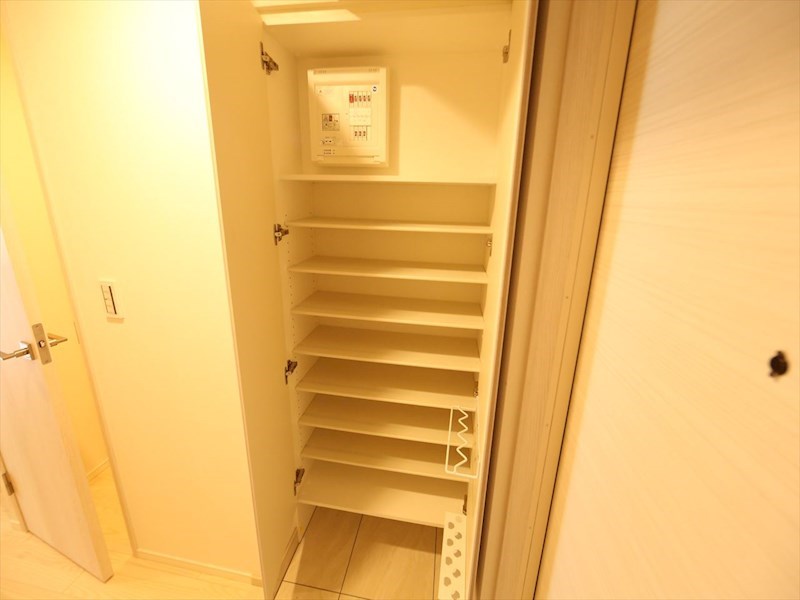 玄関　玄関　シューズボックス付（収納充実してます）
