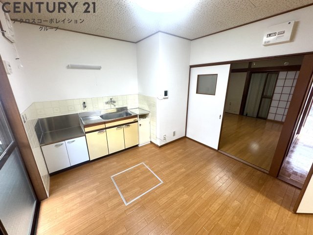 居室・リビング　床色が落ち着いた色合いで綺麗です♪