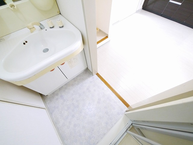 洗面設備　明るい洗面所です