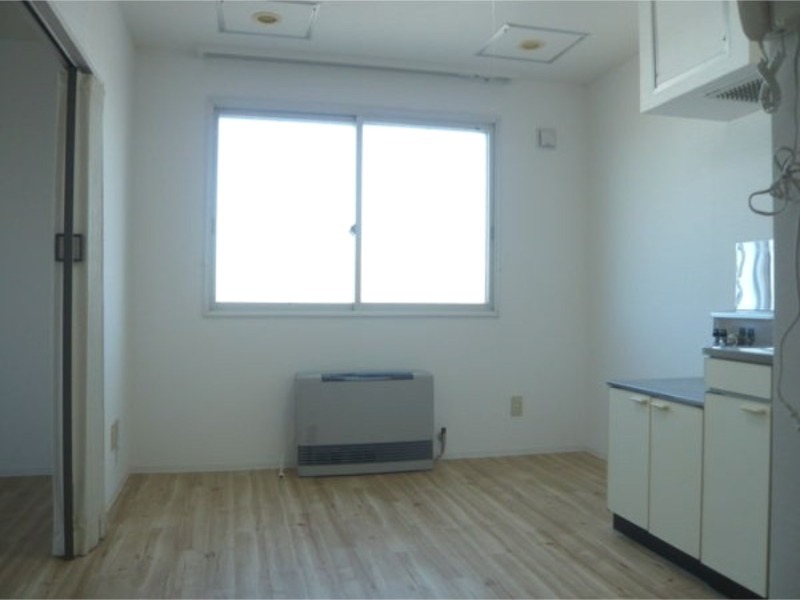 居室・リビング　内装中につき同タイプ別号室の画像です。