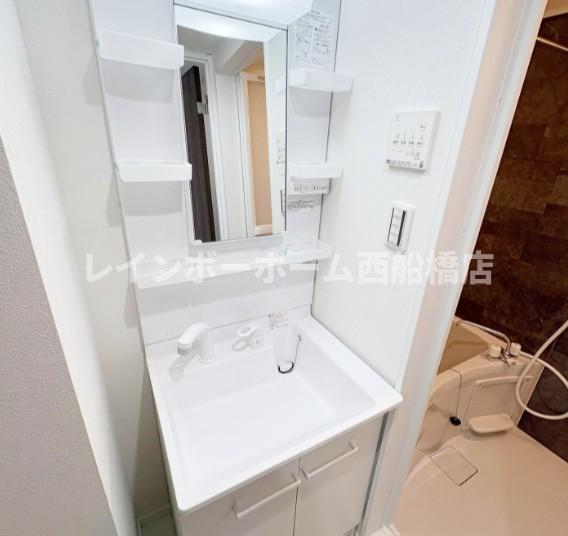 洗面設備　写真は同物件の別部屋になります。