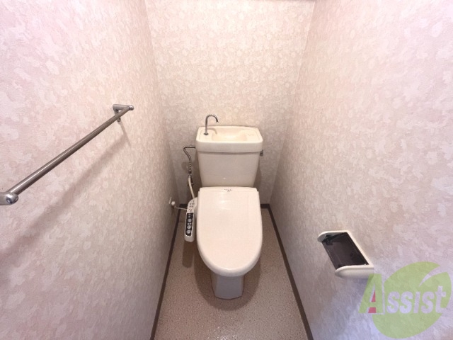 トイレ　トイレは温水洗浄便座です。思わず長居してしまいそうです。
