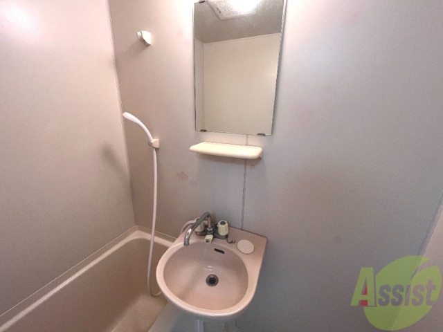 洗面設備　洗面台は浴室の中にあるタイプのものになります。