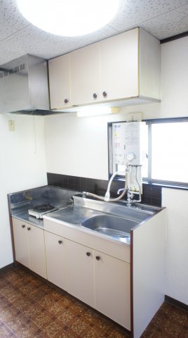 キッチン　棚が多く、たくさん食器棚収まります