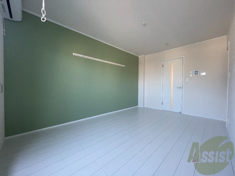 その他部屋・スペース　洋室別角度のお写真です。ウォールハンガーが付いています。