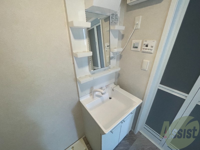 洗面設備　独立洗面台があるので朝の身支度が楽になりますね。