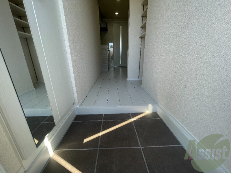 玄関　玄関の左側にシューズボックス、右側に収納があります。