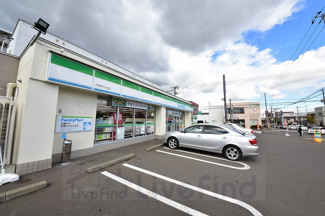 コンビニ　ファミリーマート札幌月寒東5条11丁目店（コンビニ）まで212m