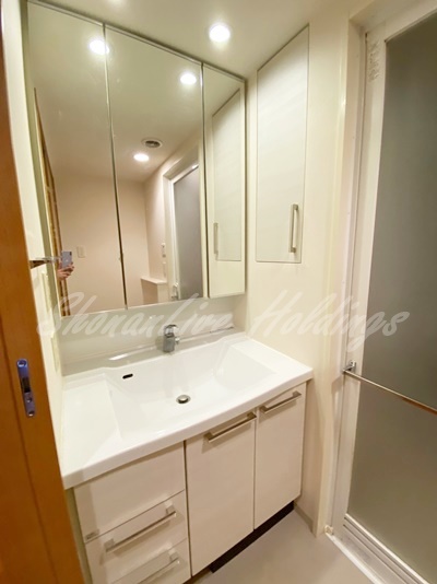 洗面設備　明るい洗面所です