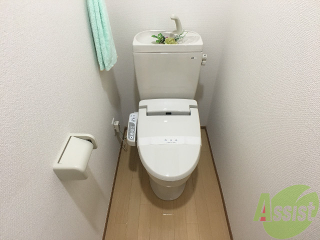 トイレ　トイレには温水洗浄付き。程よい広さもグッド。