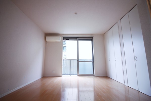 居室・リビング　広い洋室