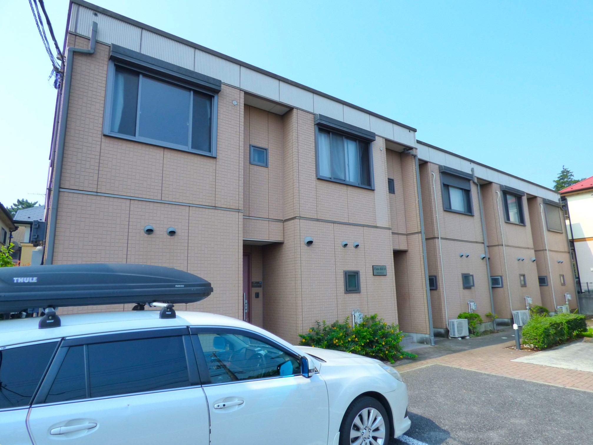 建物外観　近隣にスーパーやコンビニがあり生活しやすい住環境です♪